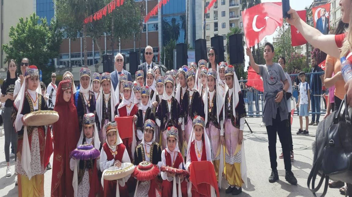 Halk Oyunları ekibimiz 23 Nisan kutlamaları kapsamında okulumuzu Uğur Mumcu Meydanında temsil etti.
